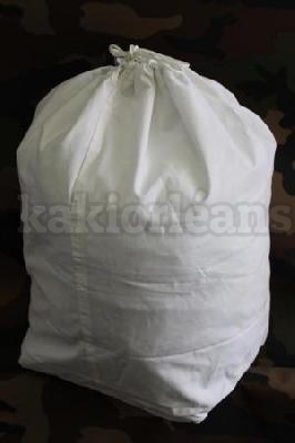 Sac à linge en coton blanc.